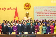 国会主席陈青敏和各位代表合影。