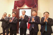 各位代表上香缅怀胡志明主席。（图片来源：越通社）