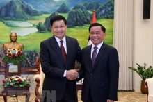 老挝人民革命党总书记、老挝国家主席通伦·西苏里会见越共中央检查委员会主任陈锦秀。（图片来源：越通社）