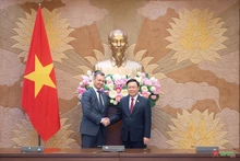 2月17日下午在，国会主席王廷惠会见俄罗斯联邦委员会第一副主席、俄罗斯联邦委员会与越南国会合作小组主席安德烈•亚茨金。（图片来源：人民军队报）