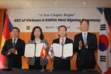 越南国家证券委员会主席武氏真芳与韩国金融投资协会代表金永载签署了合作咨询和技术支持的谅解备忘录。（图片来源：越通社）