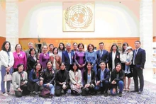 越南常驻联合国、世界贸易组织及日内瓦其他国际组织代表团团长黎氏雪梅与各代表合影。