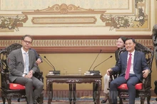 胡志明市领导会见瑞士联邦经济、教育和科研部国务秘书。