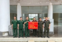 奠边省边防部队向老挝边防力量赠送装备和物资。（图片来源：越通社）