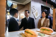 越南国家主席武文赏和夫人同东京都知事小池百合子（Yuriko Koike）造访了由两名越南留学生开设的“面包，你好”餐厅。