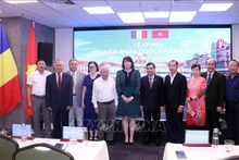 双方代表合影。（图片来源：越通社）