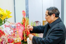 越南政府总理范明正向已故越共中央总书记阮富仲敬香。（图片来源：VGP）
