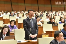 越南通信与传媒部长阮孟雄回答国会代表的质询。