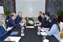 越南外交部长裴青山在河内会见经合组织秘书长马蒂亚斯·科尔曼。（图片来源：外交部）