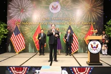 美国驻越南大使马克·埃文斯·纳珀在仪式上发表讲话。