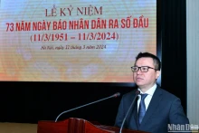 越共中央委员、《人民报》社总编辑、中央宣教部副部长、越南新闻工作者协会主席黎国明在纪念典礼上发表讲话。（登科 摄）