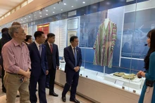 参观展览的代表。（图片来源：年轻人报）