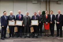 越英友好协会代表团向“越英网络”三位创始人授予“致力于和平与各民族友谊”纪念章。（图片来源：越通社）