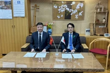 越南农业与农村发展部林业局局长陈光宝和日本林业局局长青山丰久。（图片来源：越通社）