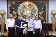 越南国会主席王廷惠向薄辽省委常委会赠送礼物。