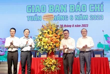 政府副总理陈红河向各新闻媒体机构送花表示祝贺。