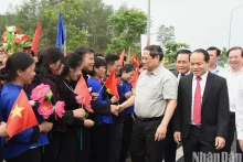 谅山省各民族同胞欢迎范明正总理。