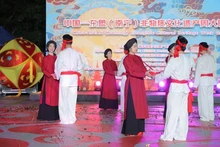 越南艺术团在东盟-中国非物质文化遗产周中表演节目。