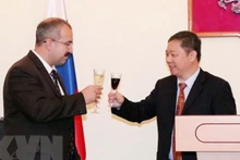 胡志明市人民委员会副主席杨英德和俄罗斯联邦驻胡志明市总领事蒂姆尔·萨迪科夫。（图片来源：胡志明市人委会）