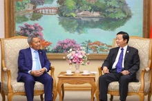 越南政府副总理陈红河会见老挝科技与通讯部部长波万坎·翁达拉。