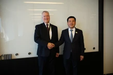 越南工贸部部长阮鸿延会见波音全球公共政策高级副总裁史蒂夫·比根。