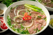 附图：越南牛肉粉跻身2024年全球百大美食榜。