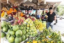 附图：越南盂兰盆节市场商品丰富，供应充足。