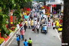 医院内的花路，为患者带来春色。（图片来源：青年人报）
