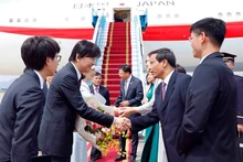 日本皇嗣秋筱宫文仁亲王和秋筱宫妃纪子抵达河内，开始对越南进行正式访问。（图片来源：越南人民军队报）