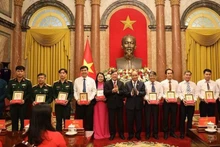 越南国家主席阮春福会见永隆省先进模范代表团。