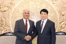 越共中央政治局委员、中央书记处常务书记梁强会见葡萄牙共产党总书记保罗·雷蒙多。（图片来源：越通社）