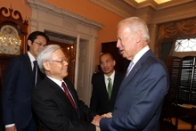 2015年对美国进行正式访问期间，越共中央总书记阮富仲与美国副总统拜登握手。（图片来源：越通社）