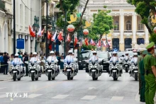 弗拉基米尔·普京总统的车队开往主席府。（图片来源：越通社）