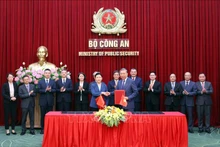 越南公安部长与中国司法部部长签署《越南社会主义共和国公安部与中华人民共和国司法部合作谅解备忘录》。（图片来源：越通社）
