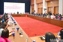 国会主席陈青敏在国会大厦会见了女性专职国会代表、国会常委会女性干部领导。