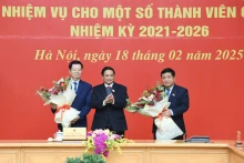 范明正总理赠送鲜花祝贺梅文正副总理和阮志勇副总理。