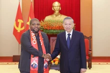 越共中央总书记苏林会见莫桑比克解放阵线党秘书长Chakil Felizardo Aboobacar。（图片来源：越通社）