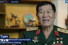 越南第一位进入天空的宇航员范遵接受俄罗斯媒体的采访。（图片来源：越通社）