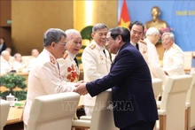 越南政府总理范明正会见人民公安“历史见证人”。（图片来源：越通社）