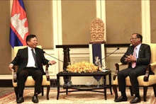 越南驻柬埔寨大使阮辉曾在首都金边会见柬埔寨国会第二副主席翁素（右）。（图片来源：越通社）