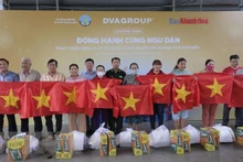 向靠长沙谋生的渔民赠送3000面国旗。