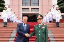 越南国防部部长潘文江大将欢迎法国国防部部长塞巴斯蒂安·勒科尔尼对越南进行正式访问。（图片来源：越通社）
