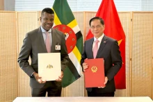 越南外交部长裴青山和多米尼克外交、国际商务、贸易和能源部长文斯·亨德森签署了两国关于持外交护照和公务护照人员互免签证待遇协定。