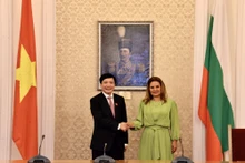 越南国会秘书处秘书长、国会办公厅主任裴文强(左）与保加利亚议会秘书长斯特凡纳·卡拉斯拉沃夫。（图片来源：VOV）