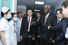 古巴代表团造访同海越古友谊医院。（图片来源：越通社）