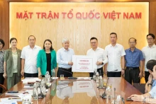 《人民报》向洪涝灾区民众捐献5亿越盾。