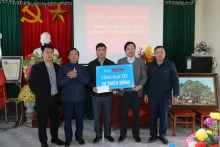 《人民报》社代表向广浪乡贫困户赠送礼品。