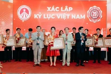 越南动画公司Sconnect代表领取纪录证书。
