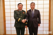 越共中央委员、中央军委常务委员、国防部副部长黄春战上将和日本防卫省副大臣Kano Koji。（图片来源：越南人民军队报）