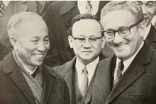 黎德寿先生和亨利·基辛格先生在《巴黎协定》草签仪式结束后握手。